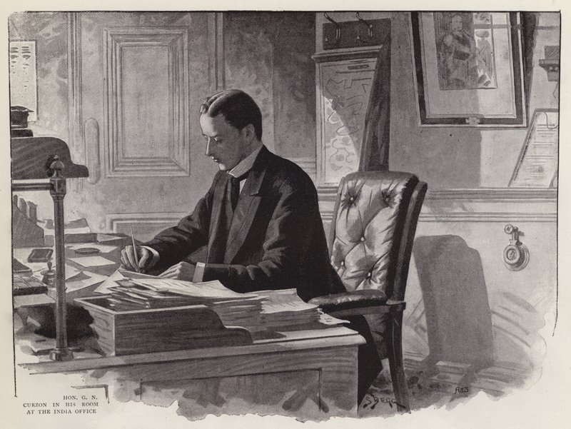 Homme politique anglais George Curzon travaillant dans son bureau à l