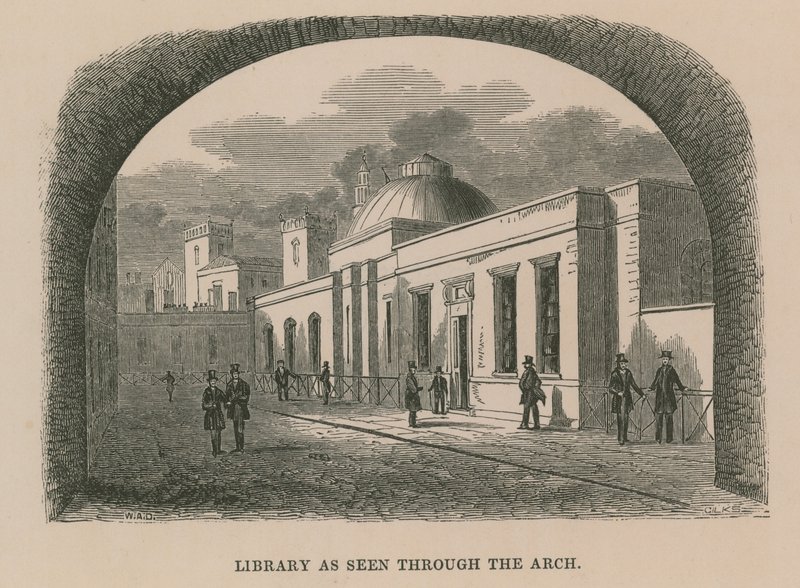 Bibliothèque vue à travers l