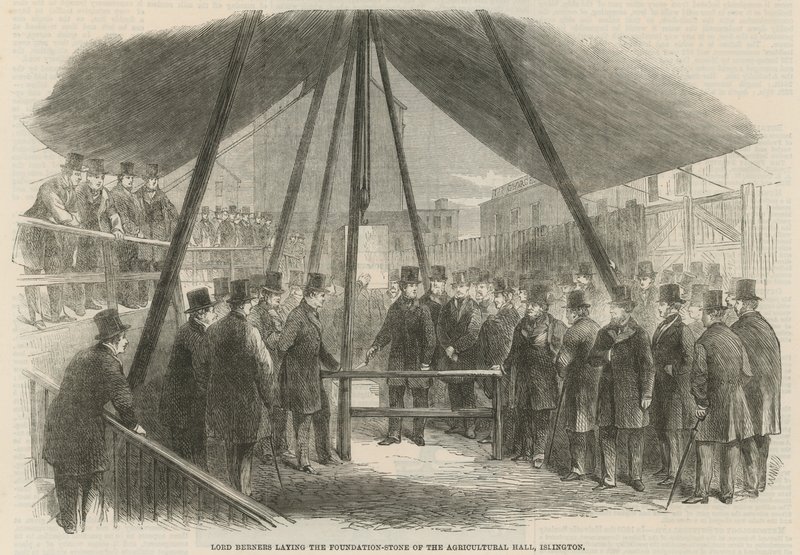 Lord Berners posant la première pierre du Hall agricole - English School
