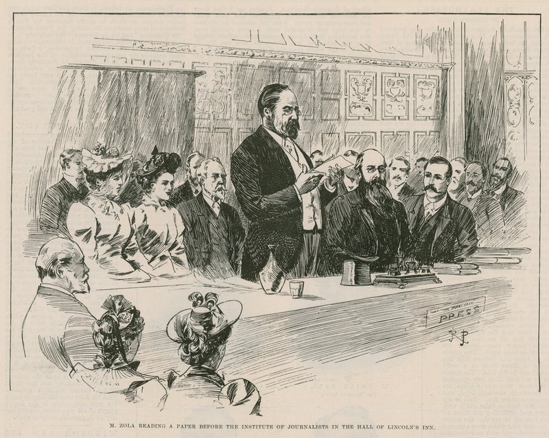 M. Émile Zola lisant un article devant l