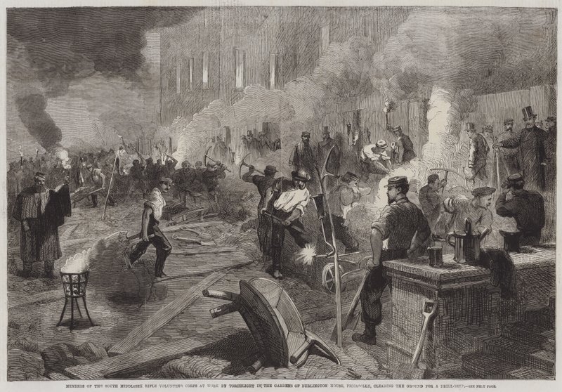 Membres du corps des volontaires de fusiliers du South Middlesex travaillant à la lumière des torches dans les jardins de Burlington House, Piccadilly, dégageant le terrain pour le hangar d