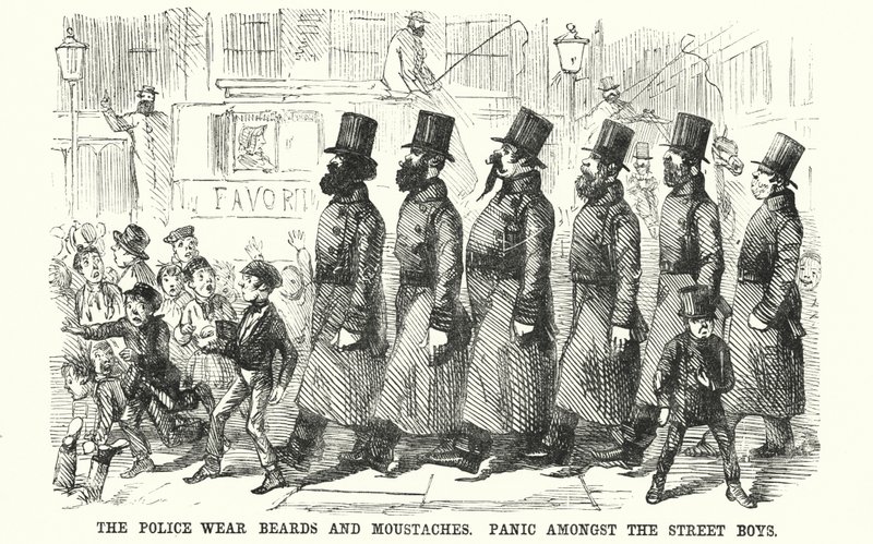 Les Policiers Portent des Barbes et des Moustaches. Panique parmi les Garçons de la Rue - English School