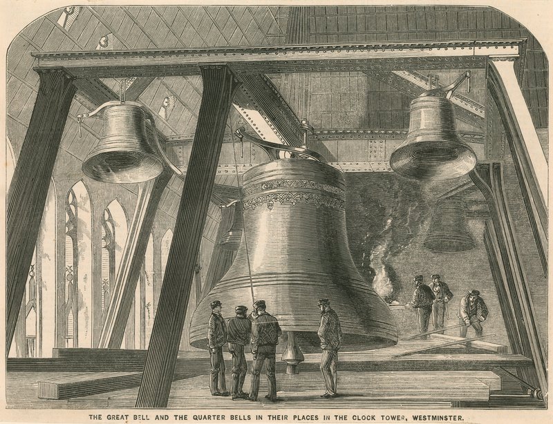 La grande cloche et les quarts de cloche en place dans la tour de l