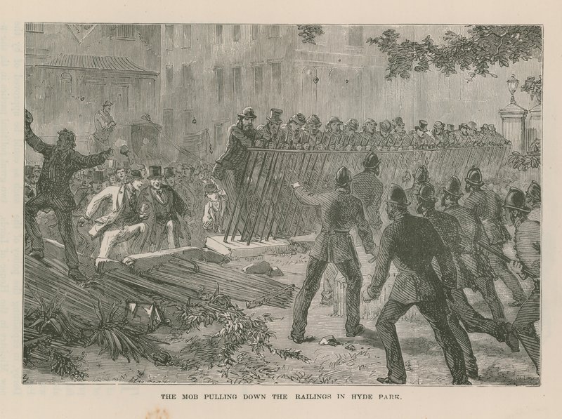 La foule renversant les barrières à Hyde Park - English School