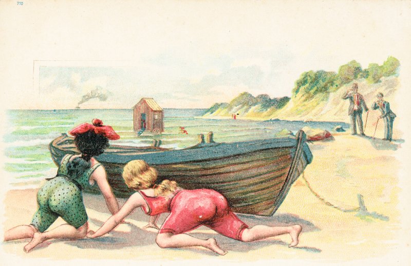 Deux femmes en maillot de bain se cachent derrière une barque - English School