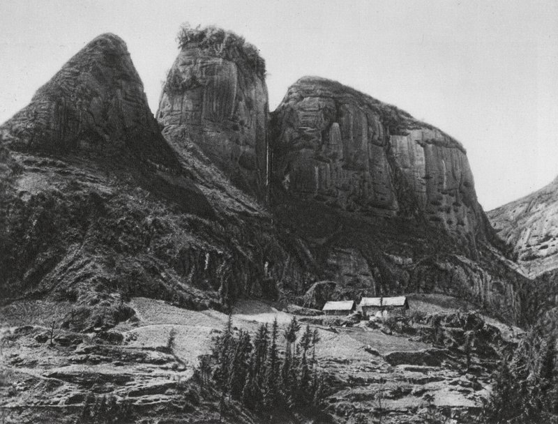 Ichangfu, Pi kia shan, Hupei, La montagne du porte-pinceau en face du temple de la grotte du roi dragon - Ernst Boerschmann