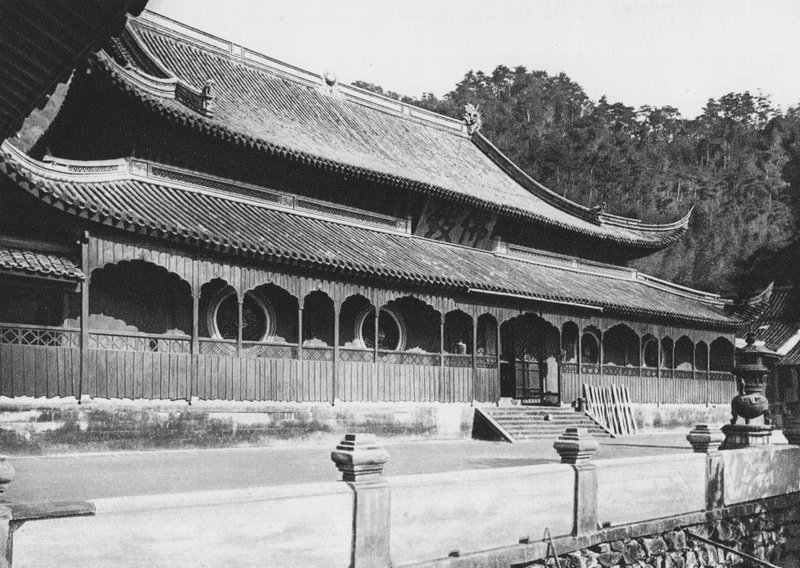 Tien tung sze, Chekiang, Salle principale du Monastère du Garçon Céleste près de Ningpo (photo en noir et blanc) - Ernst Boerschmann