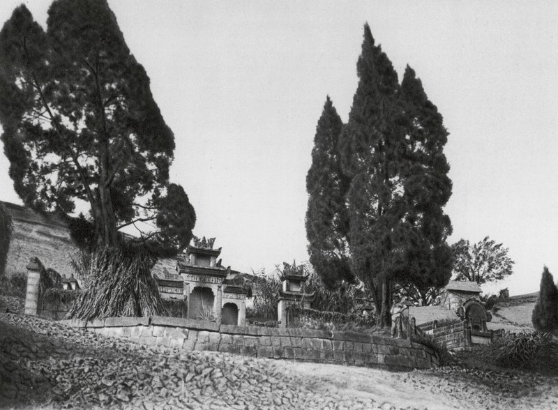 Wanhien, Kiao ting shan, Szechuan, Tombe sur les pentes de la colline de Kiao ting près de Wanhien - Ernst Boerschmann