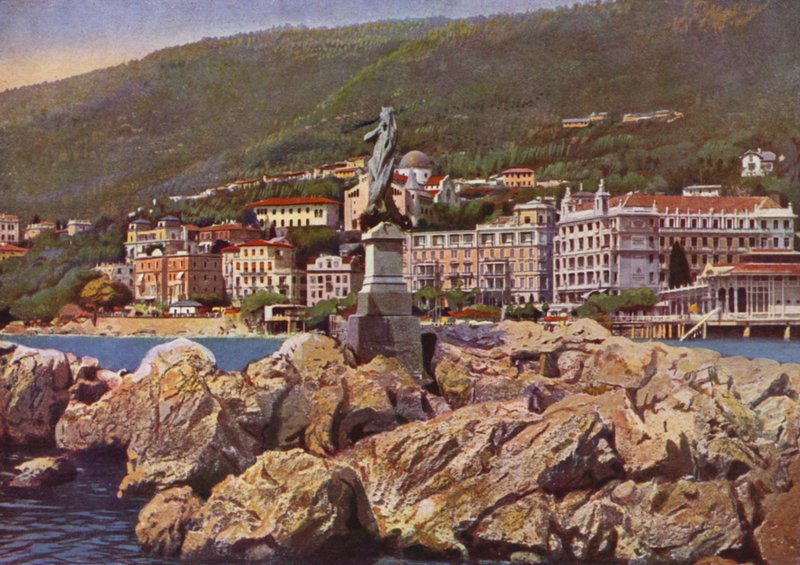 Abbazia, maintenant Opatija en Croatie : Madonna del Mare, en arrière-plan l