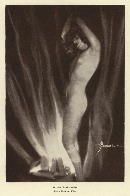 Au bûcher (photo n/b) - European Photographer