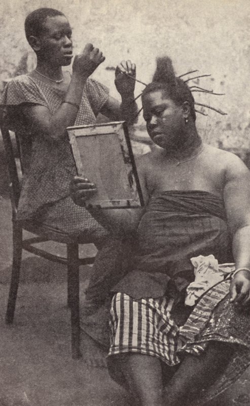 Femme ouest-africaine se faisant coiffer - European Photographer