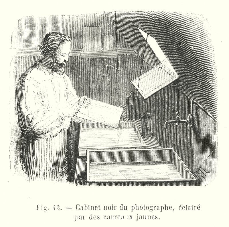 Cabinet noir du photographe, éclairé par des carreaux jaunes - European School