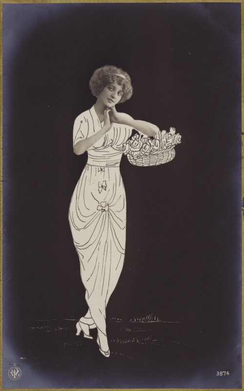 Jeune femme portant un panier de fleurs - French Photographer