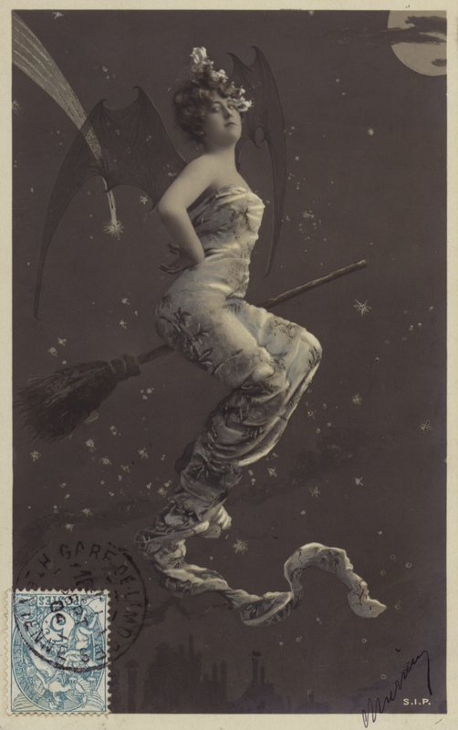 Jeune femme assise sur un balai volant au-dessus des toits - French Photographer