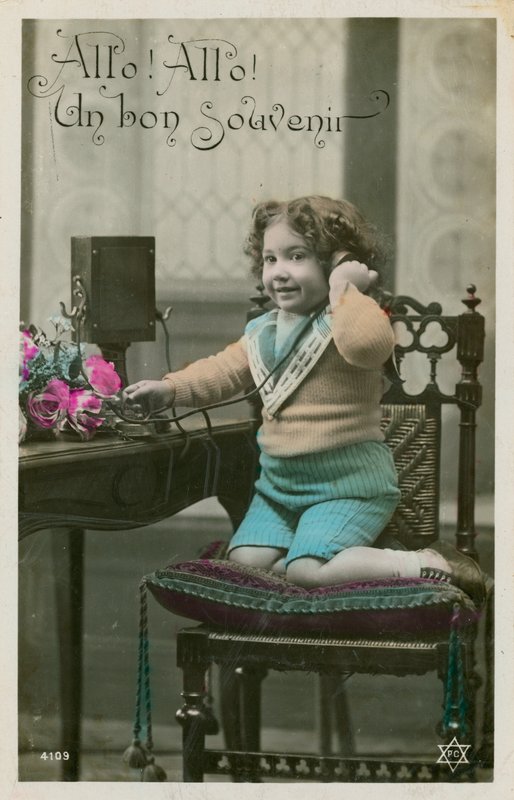 Enfant utilisant le téléphone - French Photographer