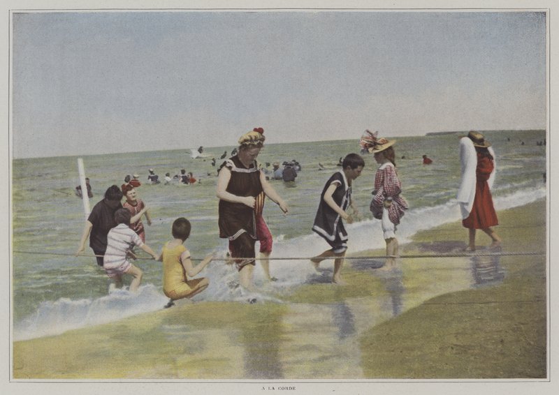 Enfants jouant avec une corde à la plage - French Photographer