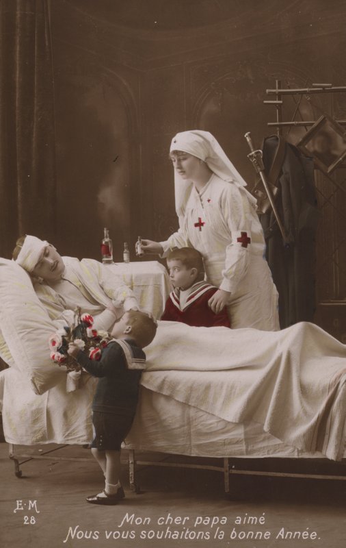 Enfants souhaitant une bonne année à leur père blessé, WW1 - French Photographer