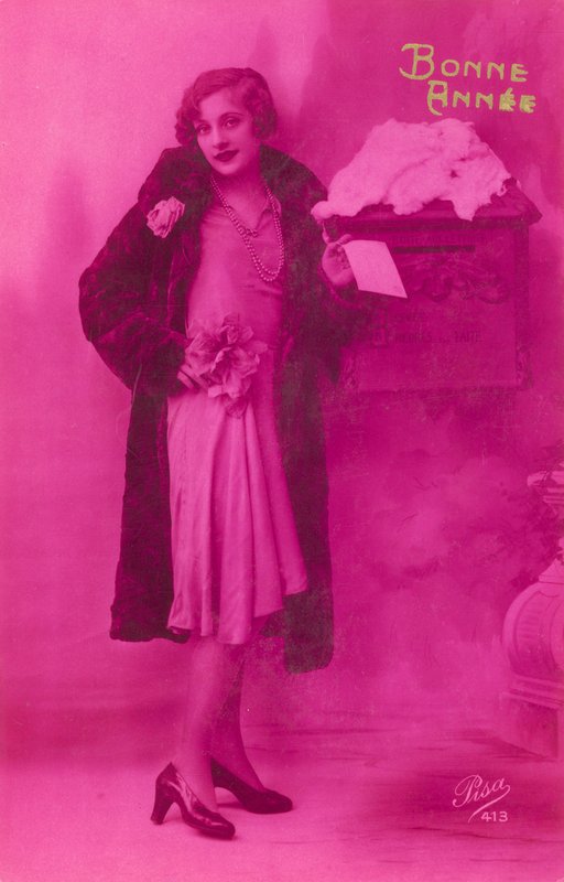 Jeune fille élégante sur le point de poster une carte de vœux du Nouvel An - French Photographer
