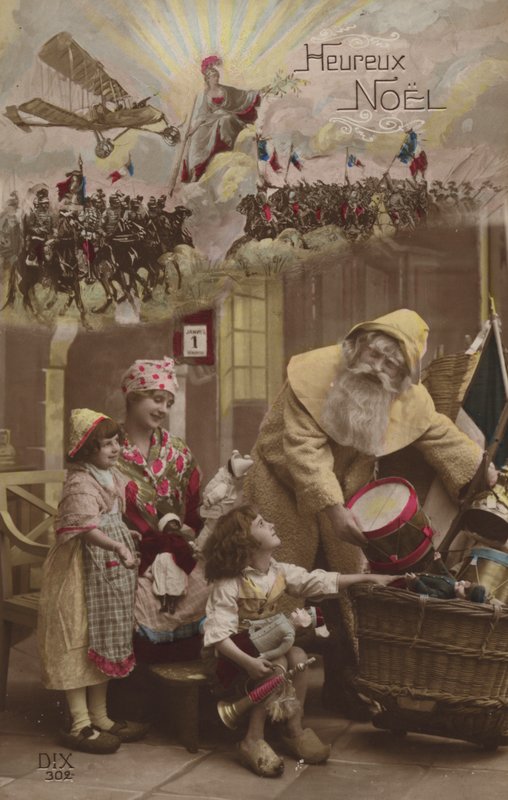 Père Noël donnant des cadeaux aux enfants, avec une bataille de la Première Guerre mondiale en arrière-plan - French Photographer