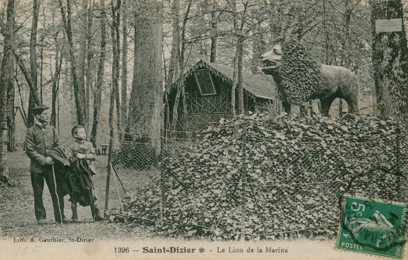 Père et fils regardant une sculpture de lion à Saint-Dizier. Publié par la Bibliothèque d