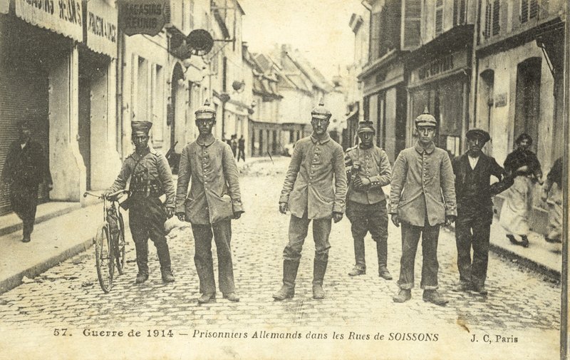 Prisonniers allemands dans les rues de Soissons, France, Première Guerre mondiale - French Photographer