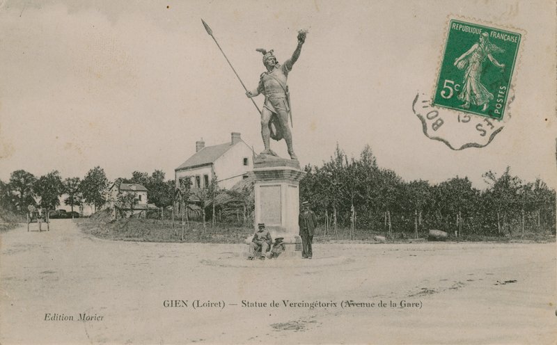 Gien (Loiret), statue de Vercingétorix. Carte postale envoyée en 1913. - French Photographer