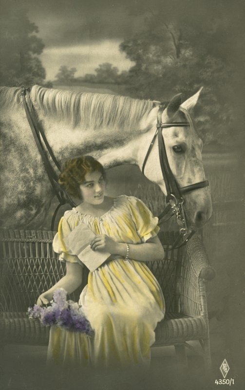 Fille assise sur un canapé avec un cheval blanc derrière - French Photographer