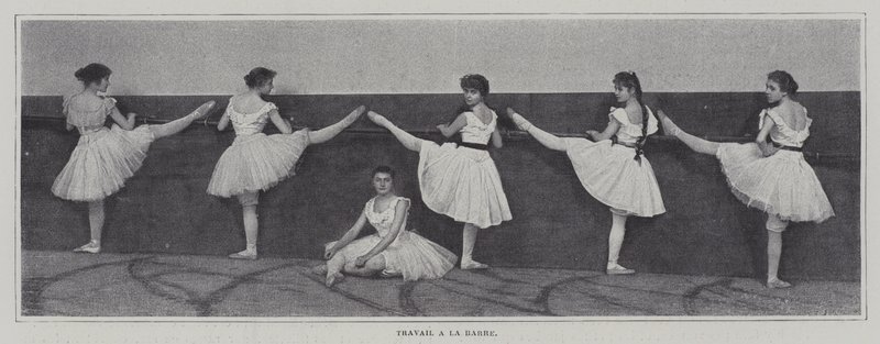 Filles faisant des exercices à la barre dans un cours de ballet - French Photographer