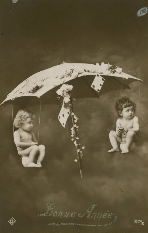 Carte de Bonne Année avec deux bébés suspendus à un parapluie - French Photographer