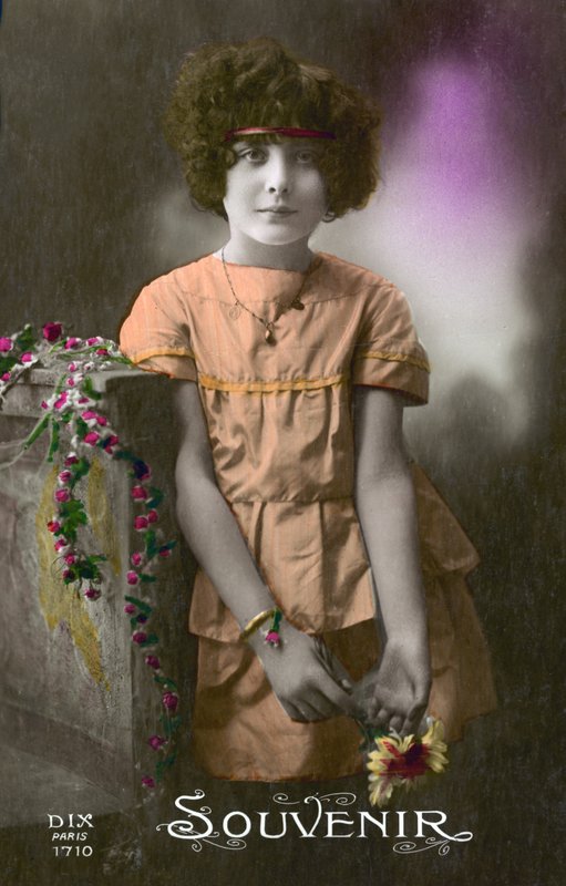Petite fille en orange - French Photographer