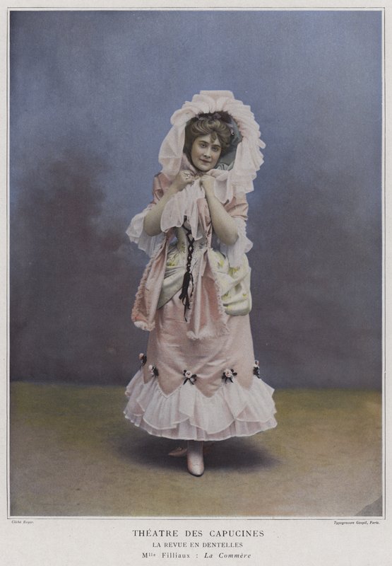 Mademoiselle Filliaux en La Commère dans La Revue des Dentelles - French Photographer
