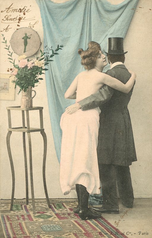Homme en haut-de-forme avec le bras autour d