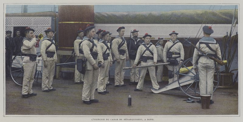Marins effectuant un exercice avec un canon de débarquement à bord d