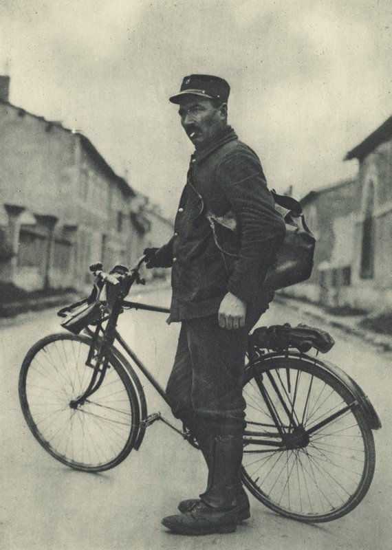 Ce facteur français trouve son vélo très utile - French Photographer