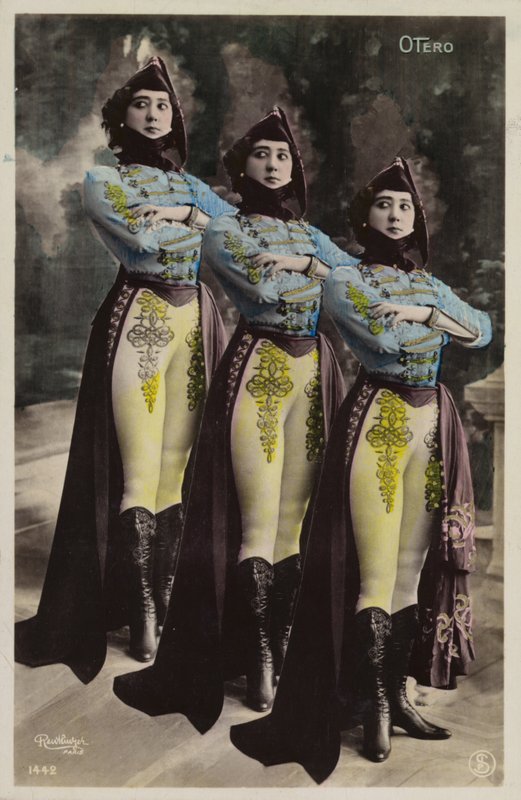 Trois femmes identiques - French Photographer
