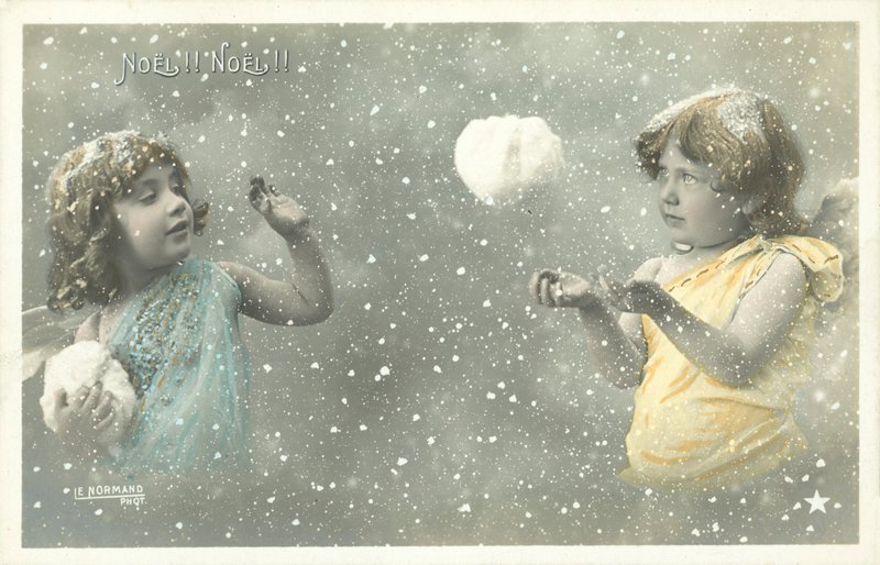 Deux anges filles se lançant des boules de neige - French Photographer