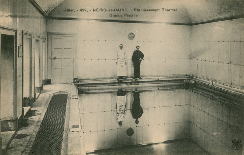 Deux hommes dans les thermes à Néris-les-Bains, France - French Photographer