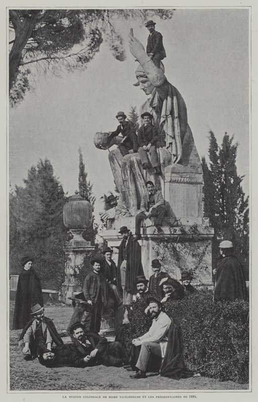 Visiteurs à la statue de Rome Victorieuse - French Photographer