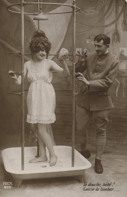 Femme sous une douche avec un soldat - French Photographer