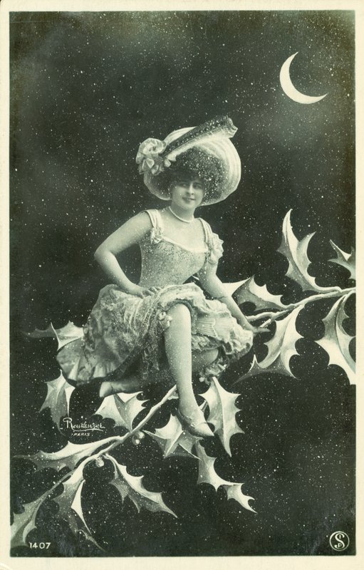 Femme assise sur une branche de houx - French Photographer