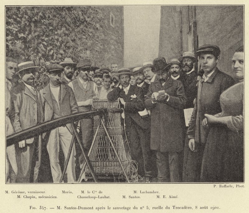 M Santos-Dumont après le sauvetage du no 5, ruelle du Trocadéro, 8 août 1901 - French School