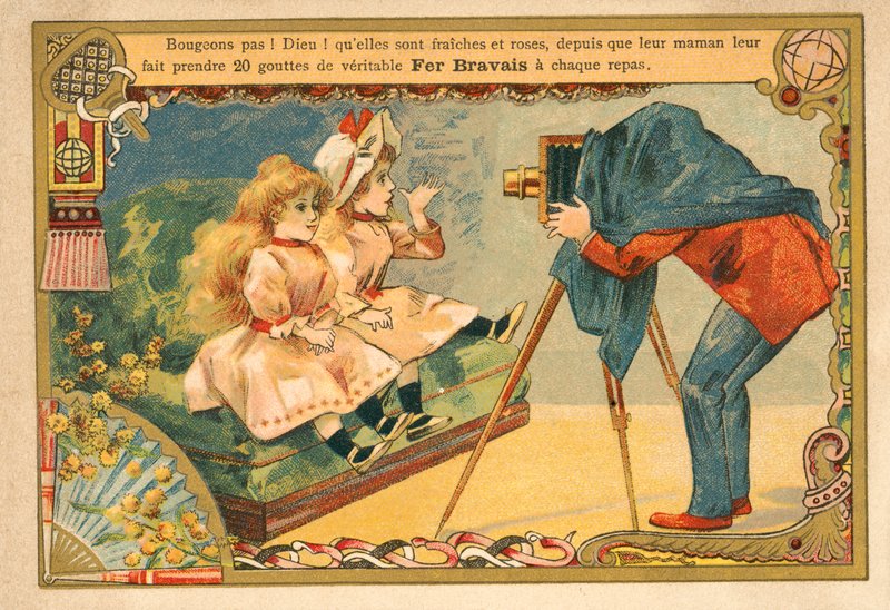 Photographe prenant une photo de deux filles - French School