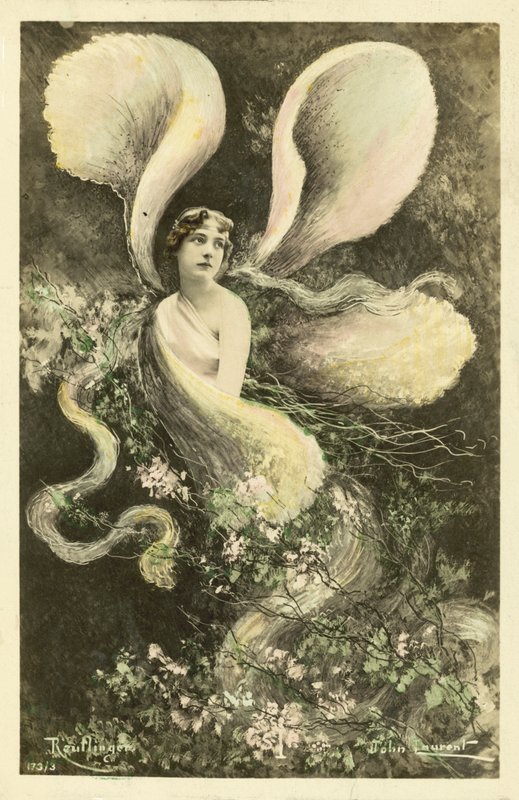 Femme déguisée en papillon - French School