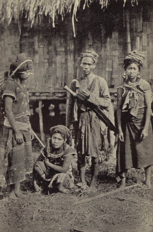 Birmanie : Un homme Kachin avec le dah caractéristique, et trois femmes - Georges Bertin Scott