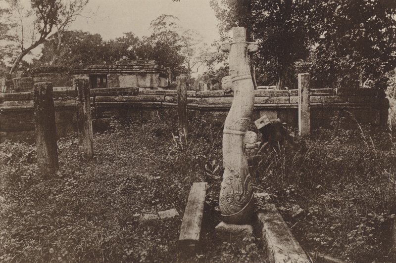 Villes en ruines de Ceylan : colonne arrondie curieuse et ruines - Henry W. Cave