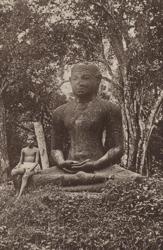 Villes en ruines de Ceylan : Statue monolithique de Bouddha - Henry W. Cave