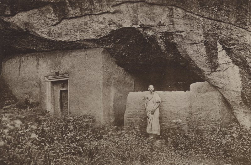Villes en ruines de Ceylan : Restes de demeures rocheuses à Mihintale - Henry W. Cave