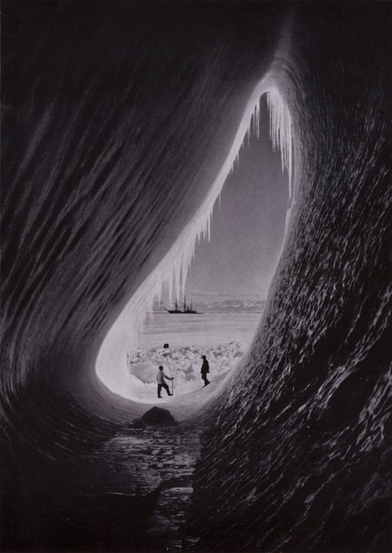 Grotte dans un iceberg; Terra Nova au loin - Herbert Ponting