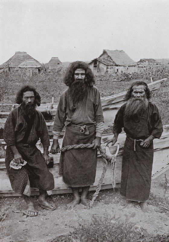 Happukonno, le chasseur (au centre), et deux pêcheurs Ainu - Herbert Ponting