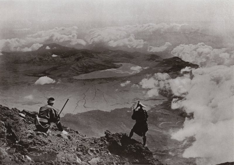 Deux Miles au-dessus des Nuages, "Trois-Jours-Lune" Lac depuis le Sommet du Fuji - Herbert Ponting